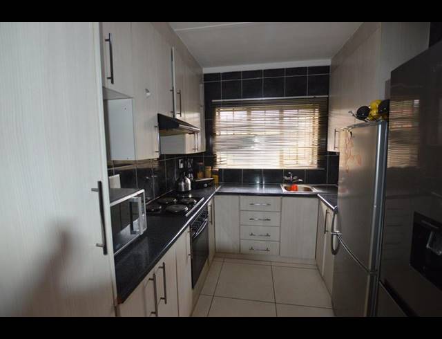 3 BEDROOM HOUSE FOR SALE IN VANDERBIJLPARK CE 2..